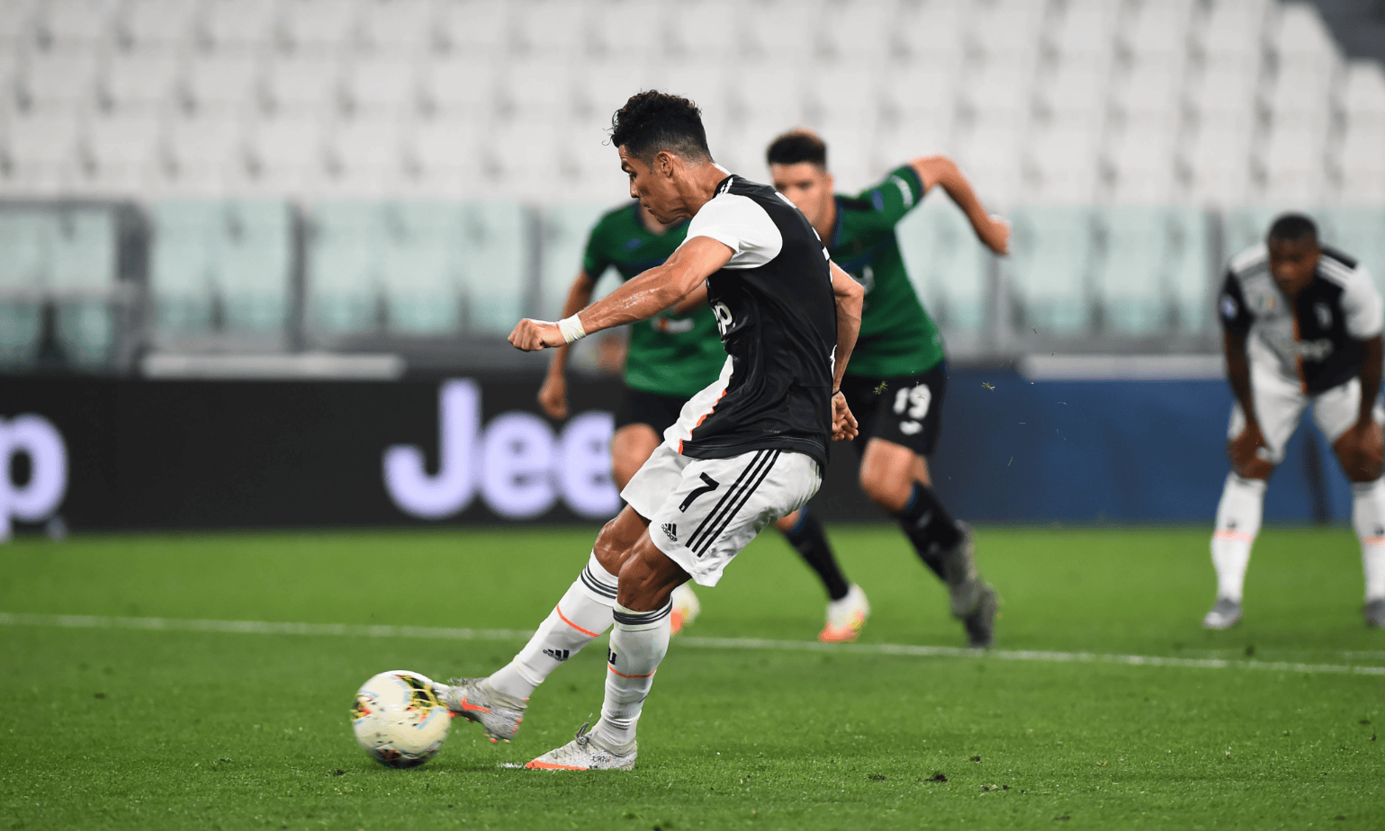 从尤文图斯今晨扳平良机到清晨那不勒斯备战欧超杯，清晨密尔沃基雄鹿备战意大利杯(那不勒斯对尤文图斯)爱游戏app