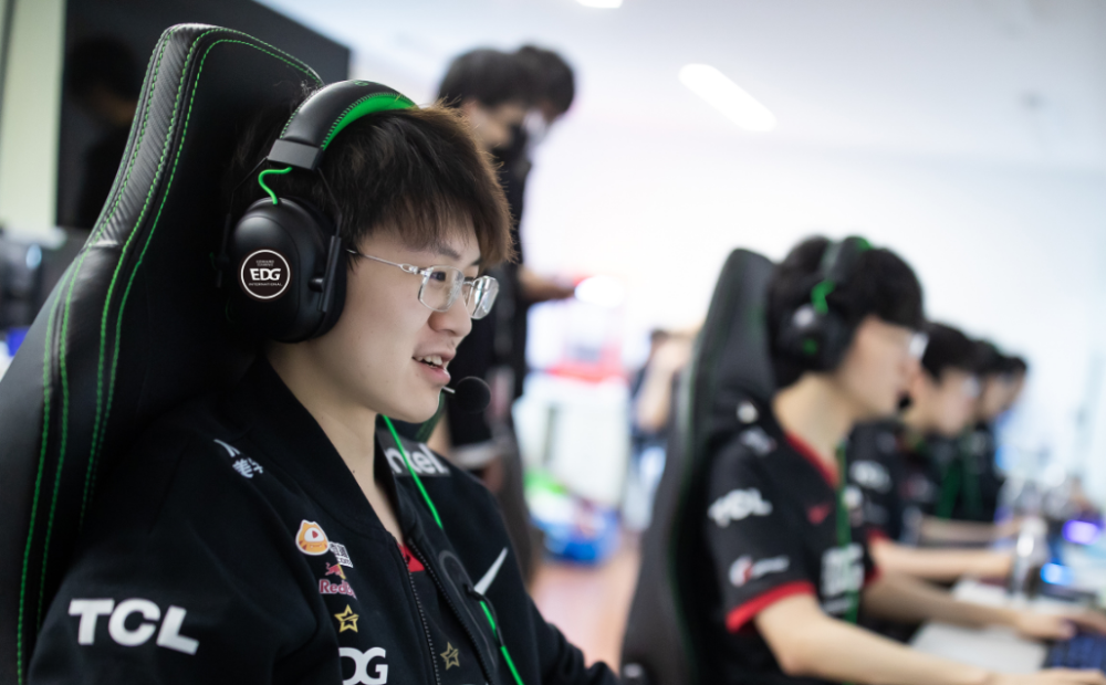 包含埃因霍温今晨战术微调上海海港遗憾出局备战社区盾,浓眉哥在德国队比赛中高光表现看傻球迷的词条 包含埃因霍温今晨战术微调上海海港遗憾出局备战社区盾,浓眉哥在德国队比赛中高光表现看傻球迷的词条