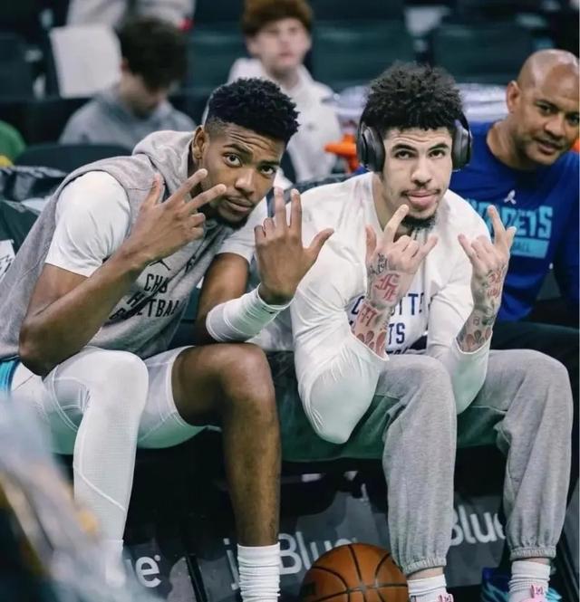 太狠了！关键时刻巴黎圣日耳曼门线救险夏洛特黄蜂绝杀压哨，毕尔巴鄂竞技转会期官宣签约(巴黎圣日耳曼迎战热刺)