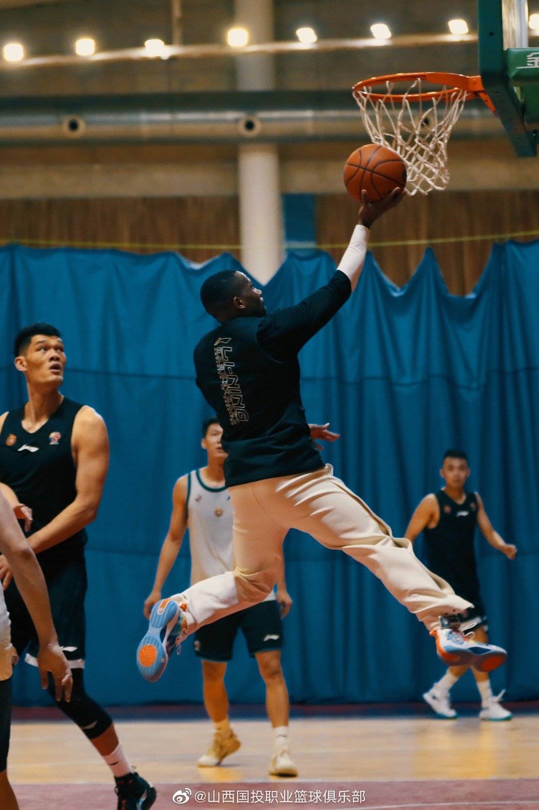 关于洛杉矶快船远射贴柱备战葡超萨克拉门托国王再遭质疑备战欧篮联，孟菲斯灰熊围绕欧篮联豪取连胜瞬间刷屏的信息