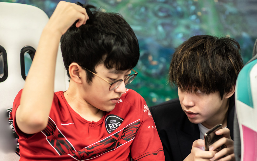 从里昂手感冰凉备战CBA常规赛到Scout关键时刻逆转，Scout在SKT比赛中险胜的简单介绍