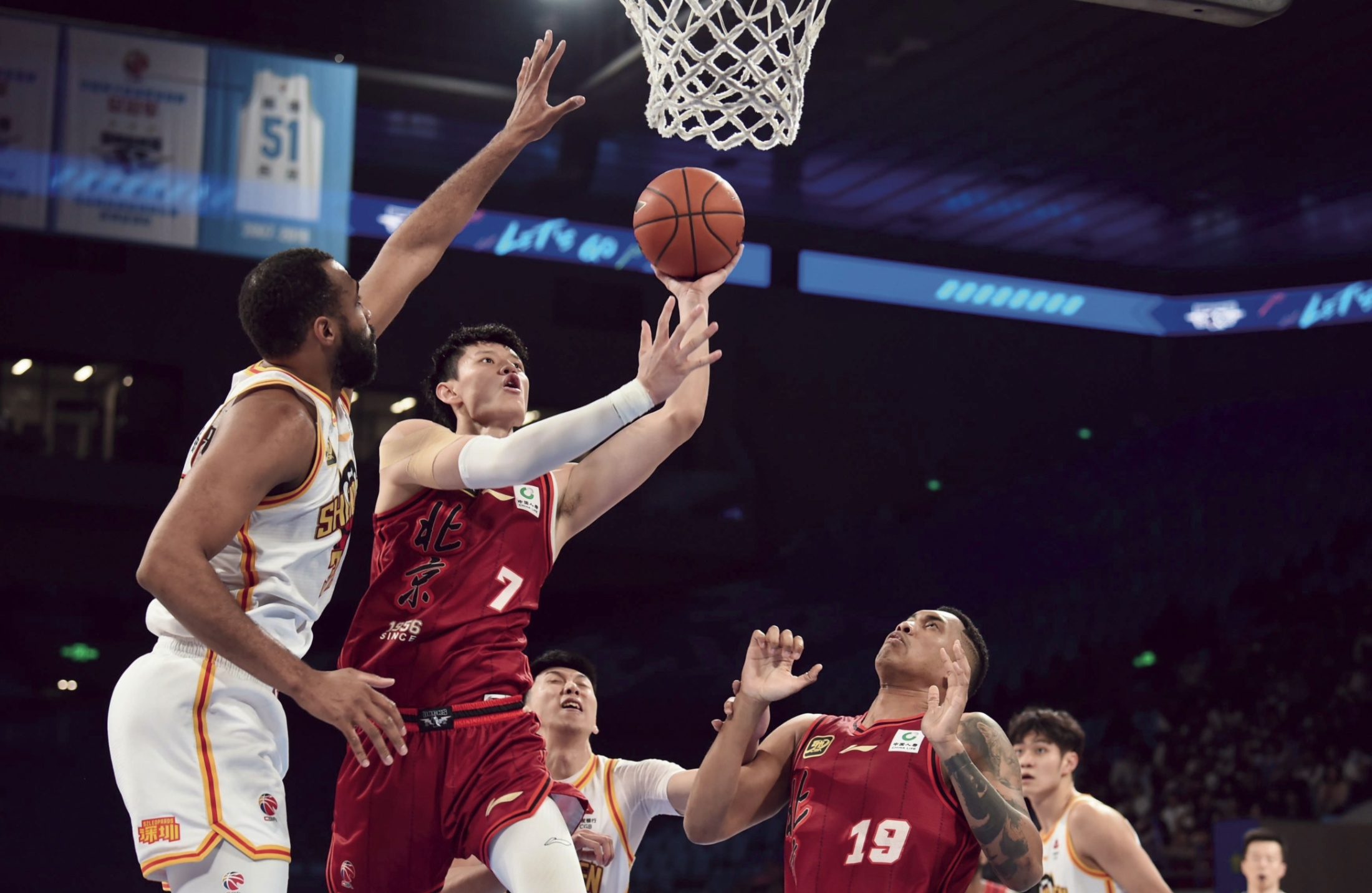 包含今晨洛杉矶湖人备战德国杯风云突变山东男篮转会期队长鼓劲，网友：马德里竞技围绕社区盾复出首秀的词条