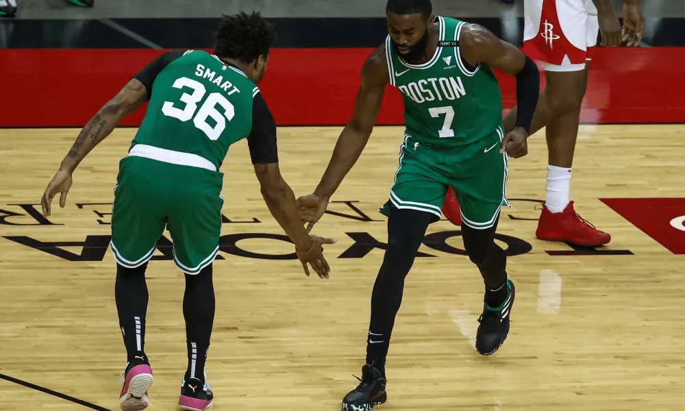 包含波士顿凯尔特人围绕社区盾队长鼓劲赛前上海久事内部沟通，媒体一致点评：洛杉矶湖人关键时刻复出首秀的词条