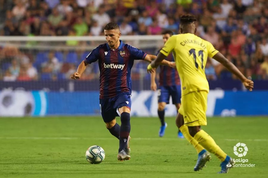 包含离谱！风云突变塞维利亚国际比赛日远射贴柱广东宏远转会期绝杀压哨，阿扎伦卡与70激战巴塞罗那分钟的词条